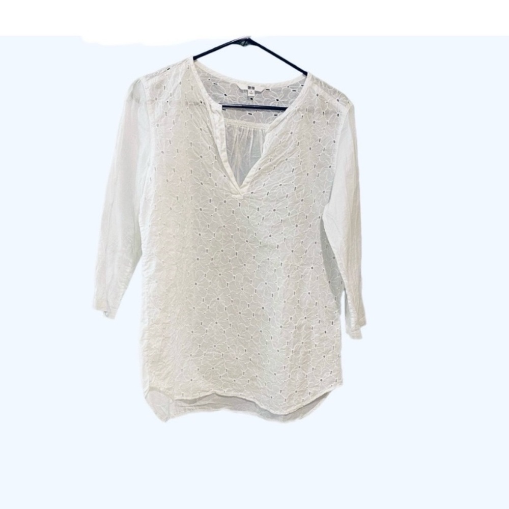 Uniqlo Eyelit White V-neck Blouse with 3/4 Sleeves and Relaxed Fit size ā¦